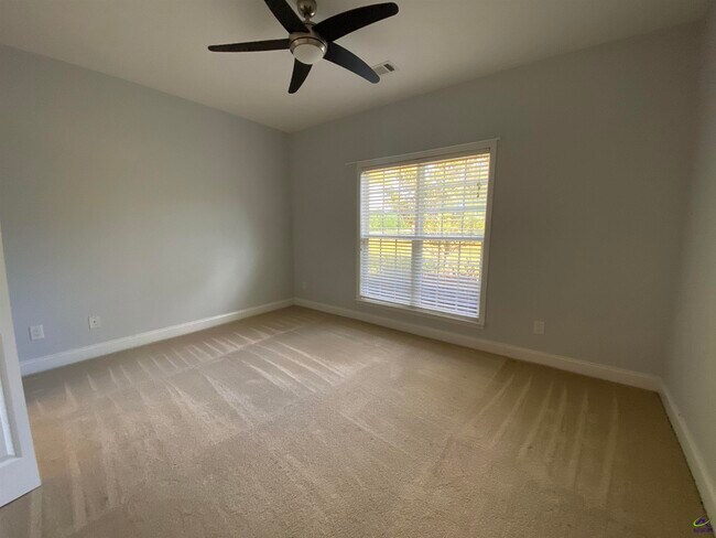 Building Photo - 408 Stathams Way