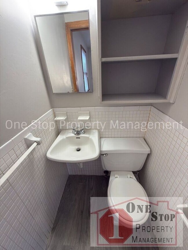 Building Photo - Amazing 3 Bedroom, 1.5 Bathroom in Raytown!