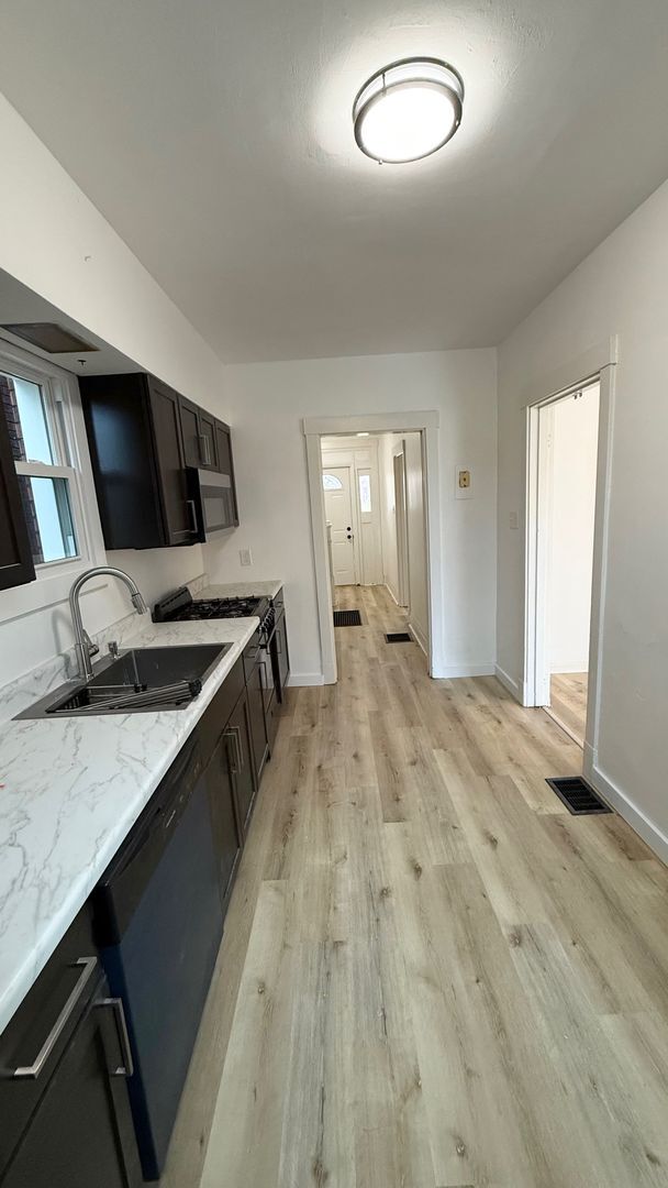 Building Photo - Newly Renovated 3 Bedroom in Arlington- New Kitchen and Bath with HUGE Backyard!!