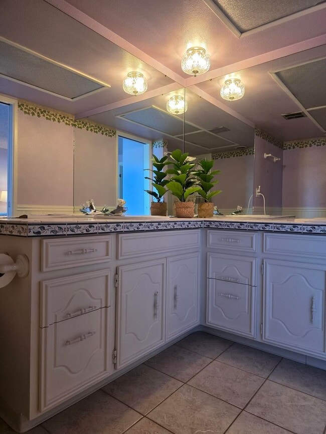Building Photo - Waterfront Home in Illahee!