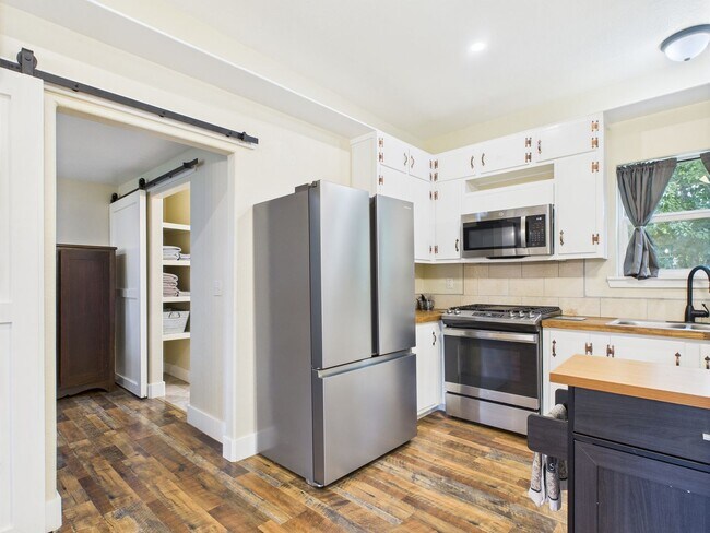 Building Photo - All Utilities are Included