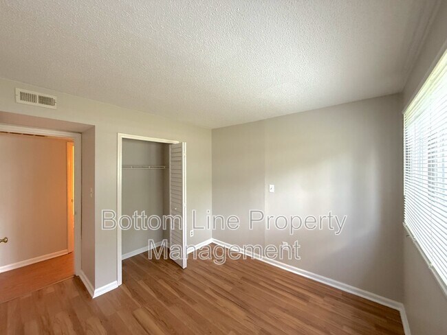 Building Photo - 1831 J Julian Ln