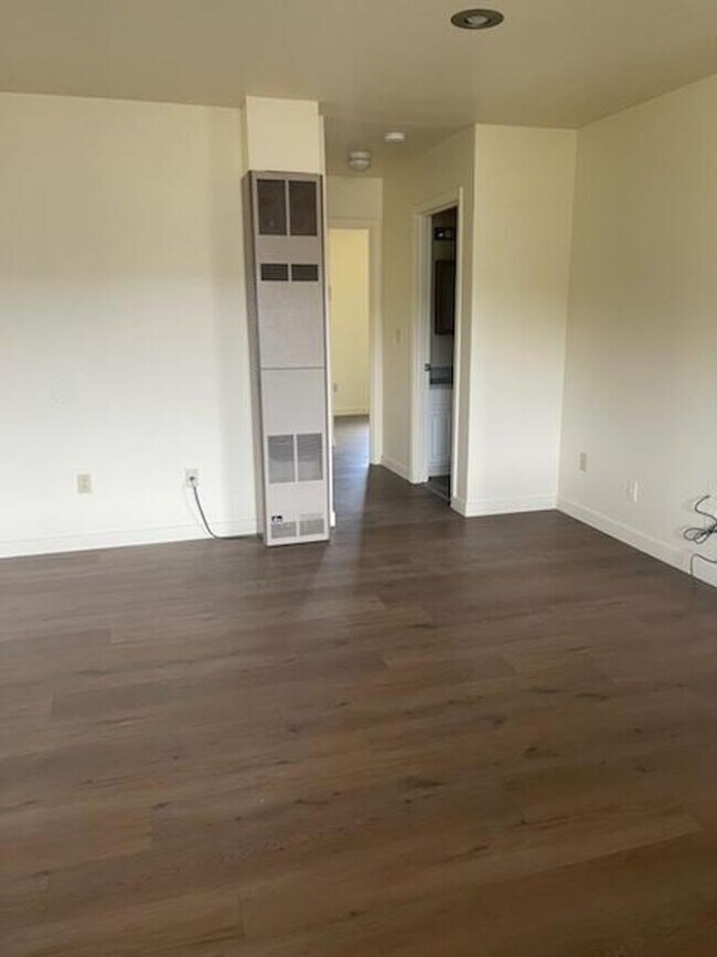 Building Photo - 454U