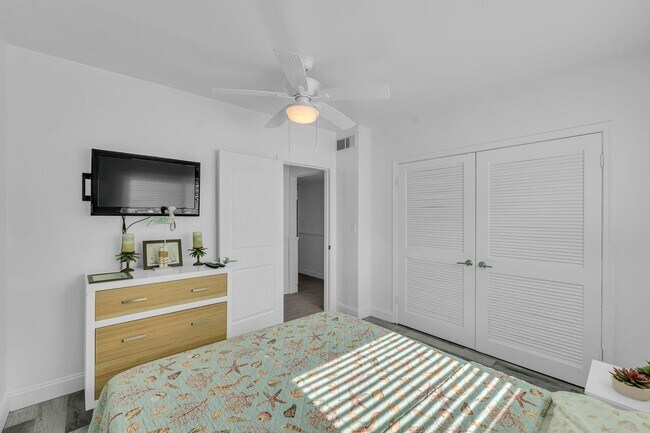 Building Photo - 530 NE 17th St