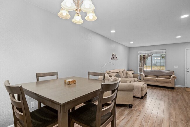 Building Photo - Charming 2BR Townhome in Denver