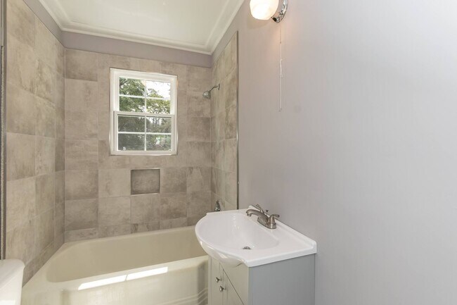 Building Photo - 405 Forest Hill Ave