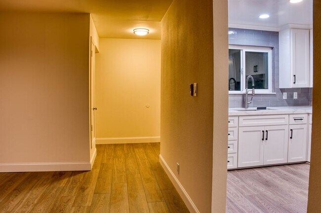 Building Photo - 1009 E Alexander Ave