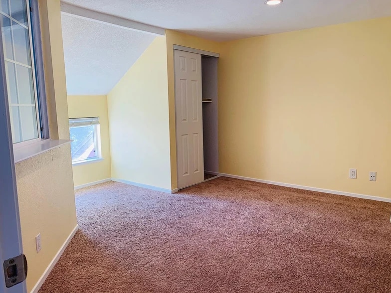 Spacious 3rd bedroom/den upstairs with new carpet - 5318 Borneo Cir
