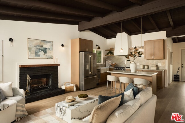 Building Photo - 885 Montecito Dr