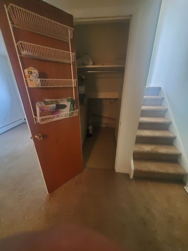 Building Photo - Large and Spacious One Bedroom Available i...