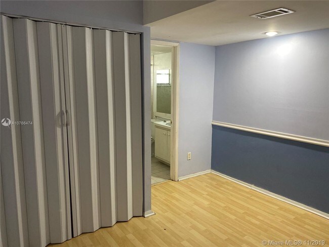 Building Photo - 950 Hillcrest Dr