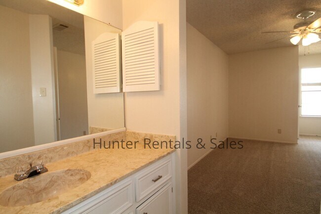 Building Photo - Awesome Duplex!