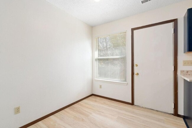 Building Photo - 906 Hersinger Pl