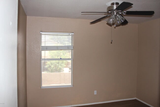 Building Photo - 1221 W Chicago St