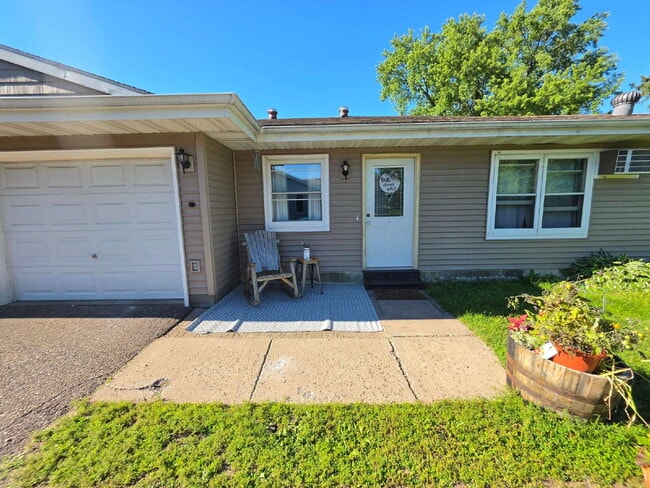 Building Photo - 2 Bedroom, 1 Bathroom with Attached Garage & Patio