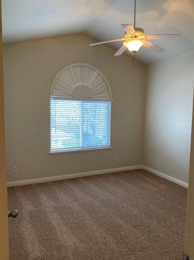 Building Photo - AVAILABLE NOW! Roseville 2 bed/2.5 bath, 2 Story Townhome!