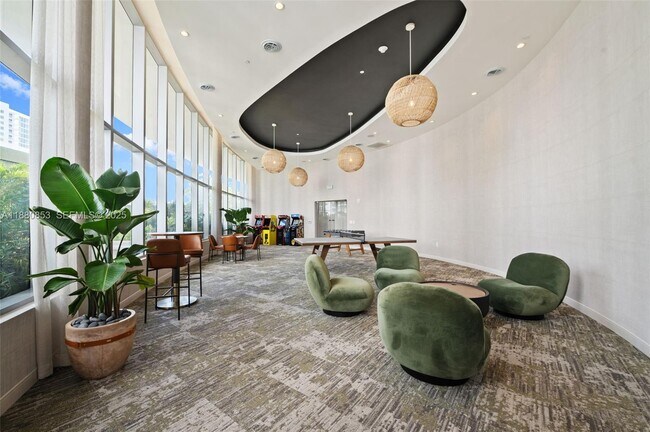 Building Photo - 700 NE 24th St