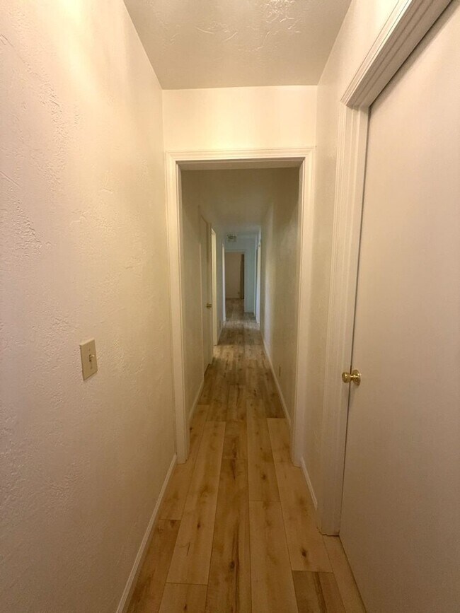 Building Photo - 615 Beverly Way