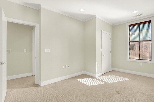 Building Photo - 358 Island Dr