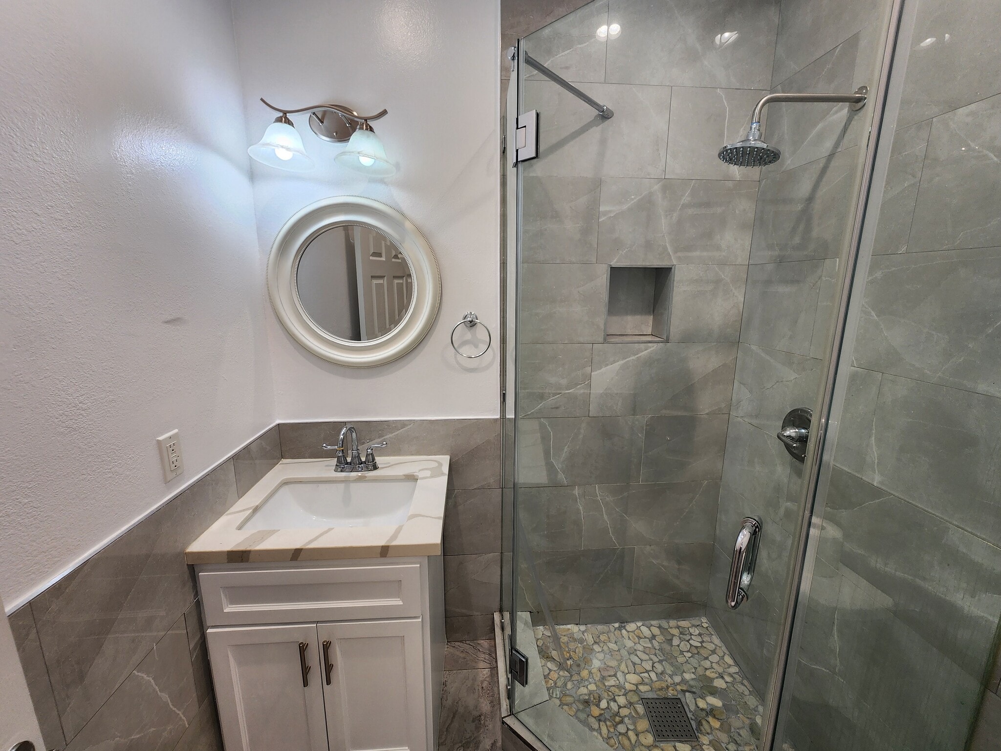 Building Photo - 9852 Cabanas Ave