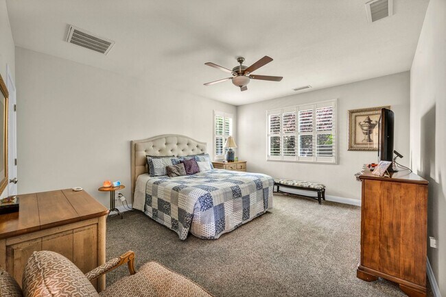 Building Photo - FULLY FURNISHED home with all utilities included and flexible lease options available.