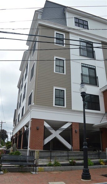 Building Photo - 2 Silver St