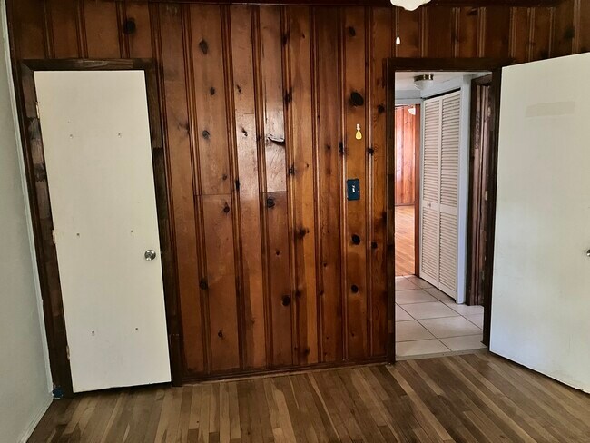 Living room into hallway to bathroom and 2 of the bedrooms - 1331 S Summerlin Ave