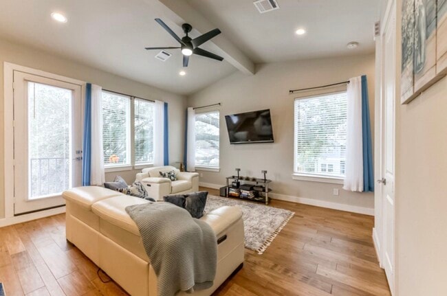 Building Photo - 823 Mansfield St