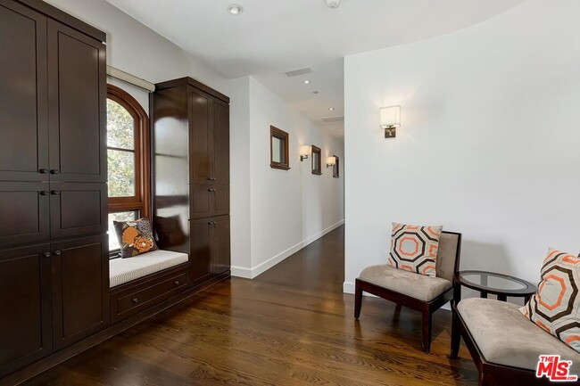 Building Photo - 2134 La Mesa Dr