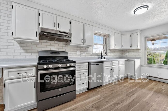 Building Photo - 1121 Eastwood Dr