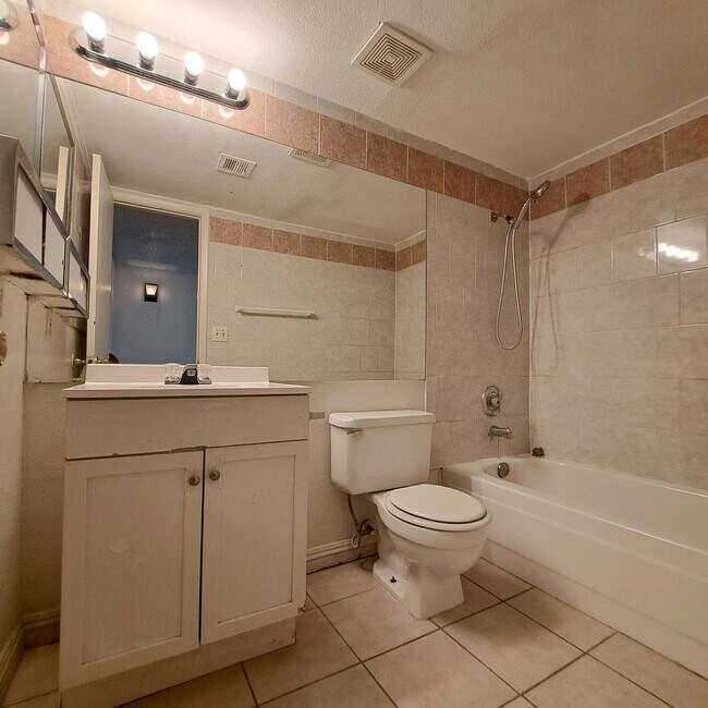 Building Photo - 6975 Dunsbach Way