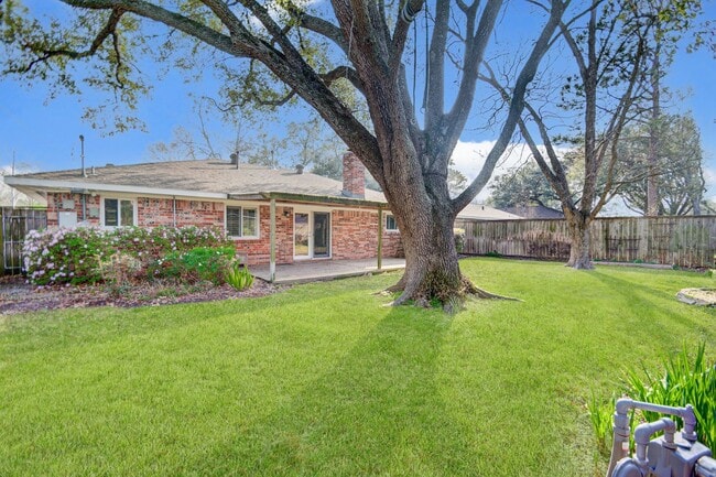 Building Photo - Beautiful 3 Bedroom 2 Bath Home in Meyerla...
