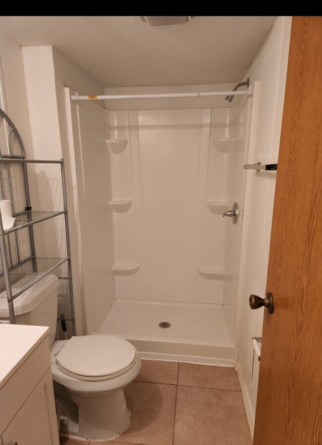 Building Photo - 421 E Zipp Rd