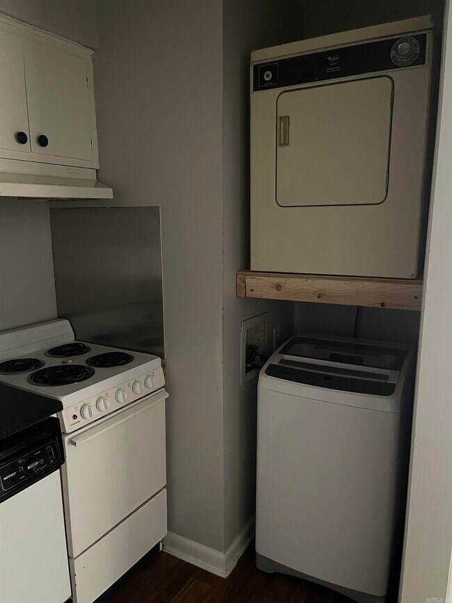 Building Photo - 1920 Kavanaugh Blvd