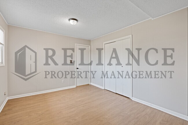 Building Photo - 220 E 44th St S