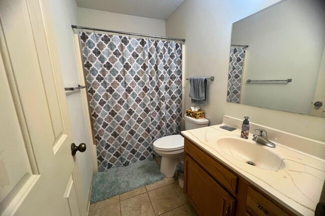 Building Photo - 2402 Garden Dr