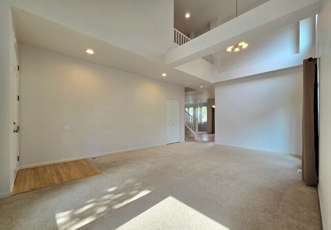 Building Photo - Charming Single Family 4 Bed/2.5 Bath Home...