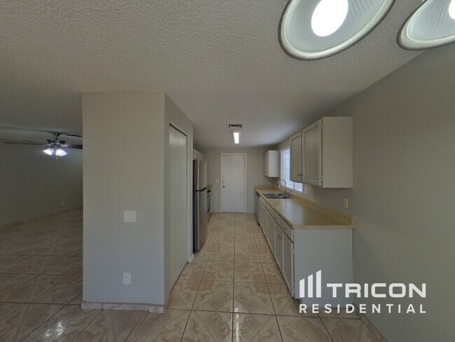 Building Photo - 1618 W Palomino Dr
