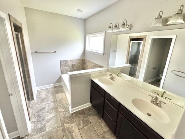 Building Photo - Spacious 4 Bedroom 3 Bath Home In Southeast