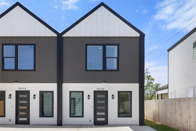 Building Photo - 9019 Comal St