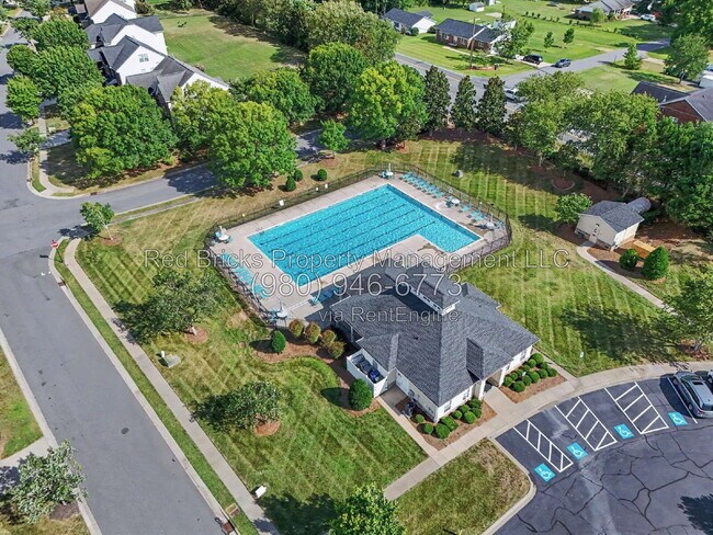 Building Photo - 7864 Whispering Wood Dr