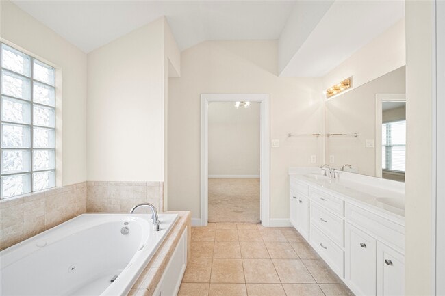 Building Photo - 3726 Main Poplar Dr