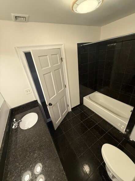Unit 5 BR 2 - 70 Kennedy Plz