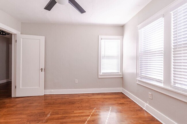 Building Photo - Beautiful Remodeled 1BD/1BTH Home In Crestwood Minutes away from the Highway!