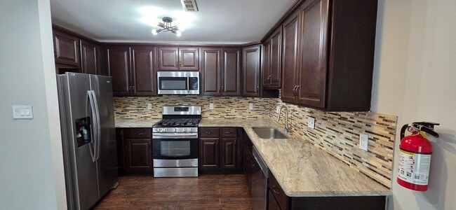 Building Photo - Charming 3-Bed Townhome in Sought-After Si...