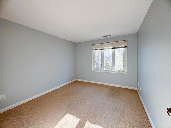 Building Photo - 225 SW Meadows