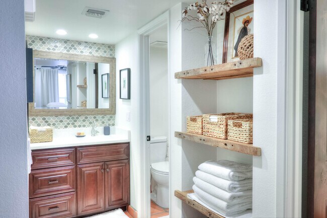 Building Photo - 7557 N Dreamy Draw Dr