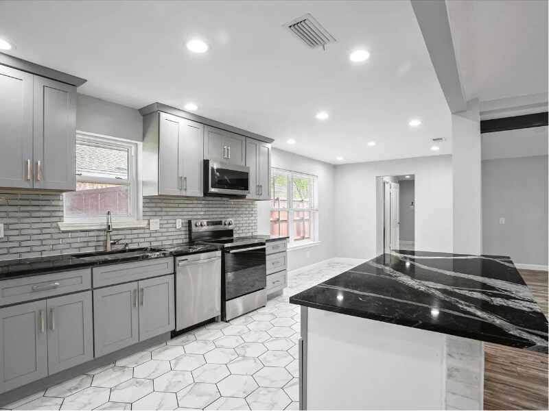 Building Photo - 900 Westminster Dr