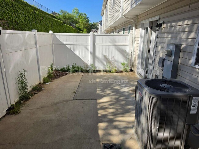Building Photo - 25 Barnett Shoals Dr