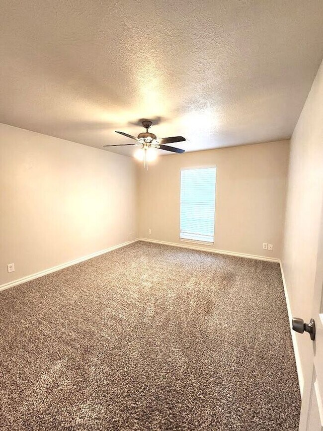 Building Photo - 4 Bed 2.5 Bath 2 Car Garage in Camelot Addition NW OKC